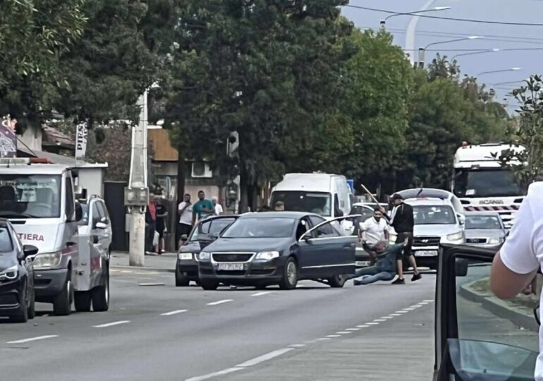 Bătaie cu bâte și topoare pe o stradă din Craiova: Un bărbat a murit