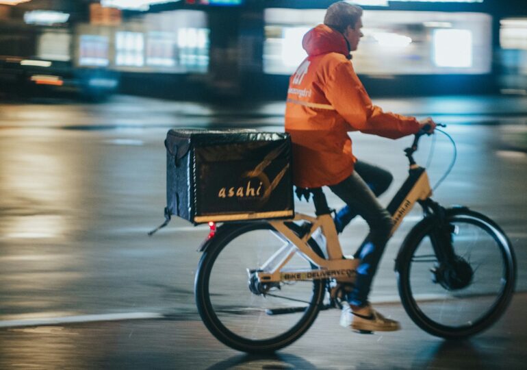 Problemele unei țări invadate de biciclete electrice modificate: Disperare, livratori exploatați și un pericol de neimaginat