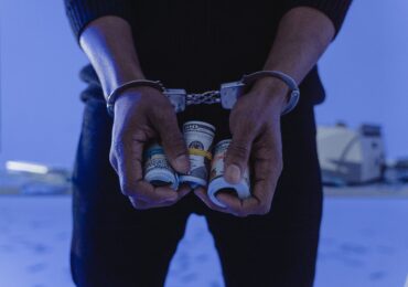 Doi inspectori vamali din Portul Constanța, reținuți de DNA. La percheziții s-au găsit 73.000 de dolari