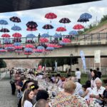 Alba Iulia intră în Cartea Recordurilor cu cea mai lungă masă din materiale reciclabile din lume (Foto)