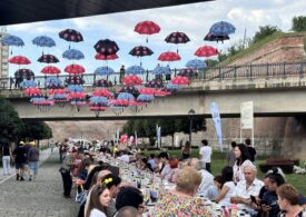 Alba Iulia intră în Cartea Recordurilor cu cea mai lungă masă din materiale reciclabile din lume (Foto)
