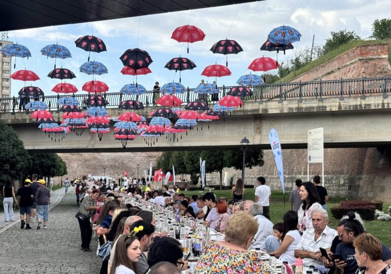 Alba Iulia intră în Cartea Recordurilor cu cea mai lungă masă din materiale reciclabile din lume (Foto)