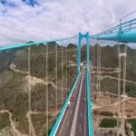 Imagini amețitoare de pe cel mai înalt pod din lume. Traversează o vale adâncă de sute de metri (Video)