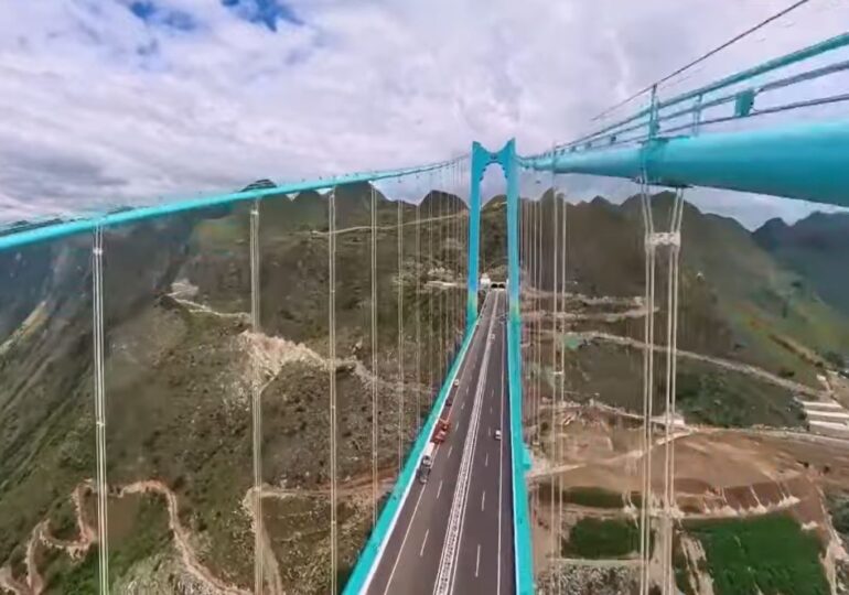 Imagini amețitoare de pe cel mai înalt pod din lume. Traversează o vale adâncă de sute de metri (Video)