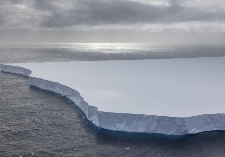 Antarctica pierde un gigant de gheață: Dispare un aisberg care e de două ori mai mare decât Londra