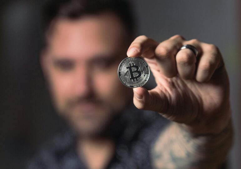 Român arestat pentru fraude cu criptomonede de peste 100 de milioane de euro, în mai multe state