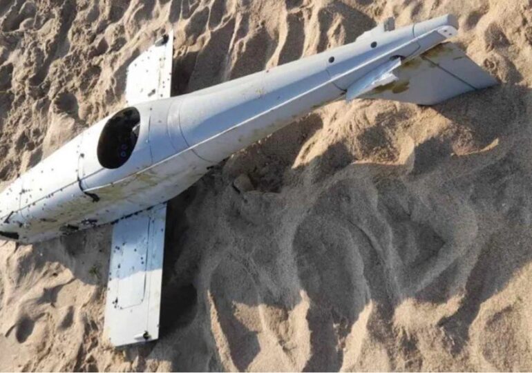 Experții militari bulgari investighează o dronă misterioasă găsită pe plaja din Burgas (Video)