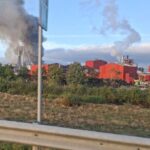 Incendiu la o fabrică de prelucrare a lemnului din Sebeș. 4 oameni răniți, a fost activat Planul Roșu de intervenție (Video)