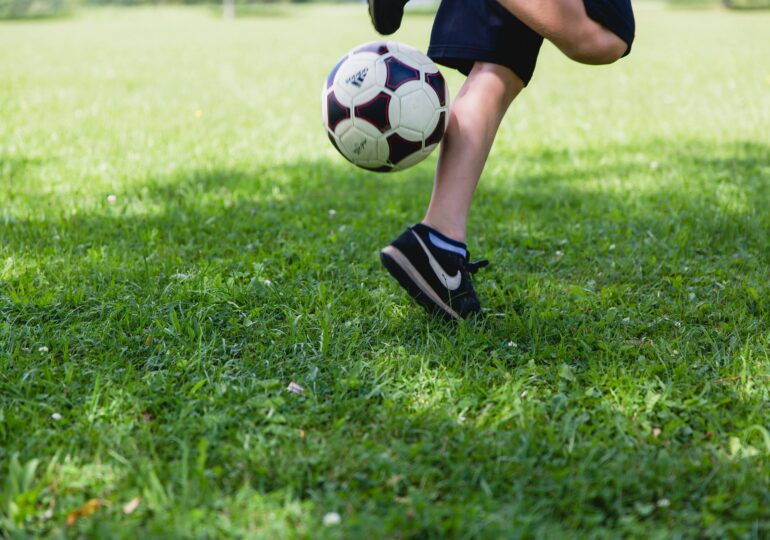 Părinții copiilor care au jucat fotbal într-o piață publică, amendați de poliție