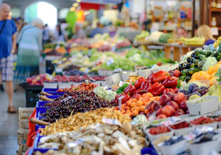 De ce nu facem țuică din avocado: suntem primii în UE la prune, la restul ne descurcăm “varză”