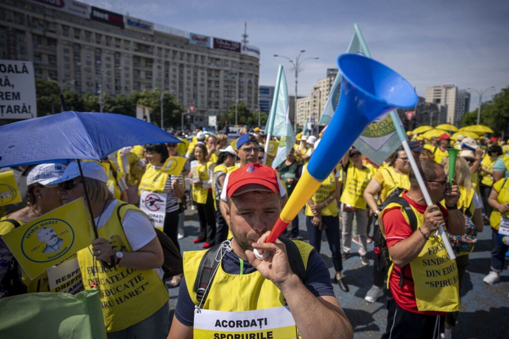 Bolojan anunță planul: reducerea cu 10% a posturilor ocupate din administrația locală. Sindicatele pregătesc grevă generală