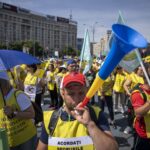 Bolojan anunță planul: reducerea cu 10% a posturilor ocupate din administrația locală. Sindicatele pregătesc grevă generală