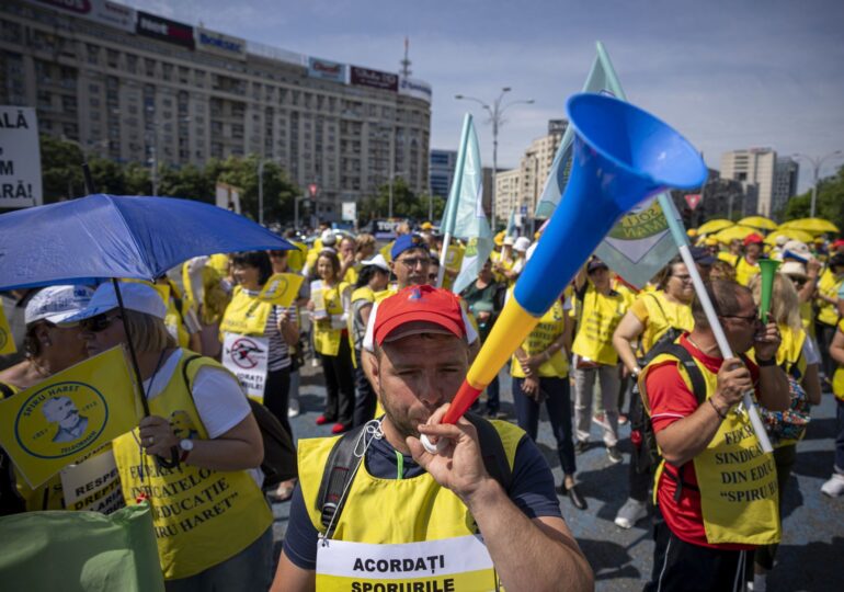 Bolojan anunță planul: reducerea cu 10% a posturilor ocupate din administrația locală. Sindicatele pregătesc grevă generală