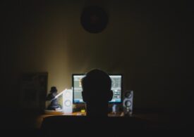 Elevul de 17 ani care ar fi trimis amenințări la școli și spitale a fost reținut. A avut complice o fată de 14 ani