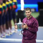 Carlos Alcaraz cu trofeul US Open