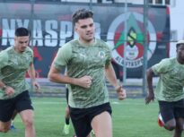 Ianis Hagi schimbă echipa