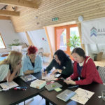 Cât pot învăța copiii de vârste diferite în aceeași clasă, cu același profesor? Învățământul simultan în România, între frână și calea către performanță