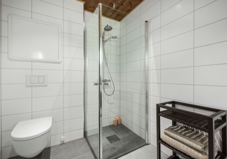 Modernizează-ți baia rapid cu cabine de duș complete