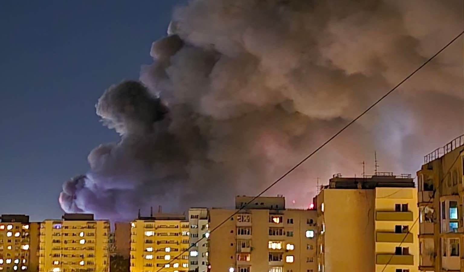Incendiu la un depozit din București: Un nor imens de fum deasupra orașului (Foto & Video)
