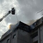 Incendiu la mansarda unui bloc din Constanța: Un bărbat a fost dus în stare gravă la spital (Video)