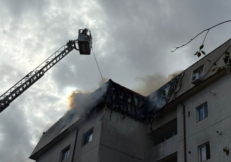 Incendiu la mansarda unui bloc din Constanța: Un bărbat a fost dus în stare gravă la spital (Video)