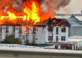 Incendiu violent cu două victime carbonizate, la un hotel din Prahova, care fusese închis de ISU (Video)