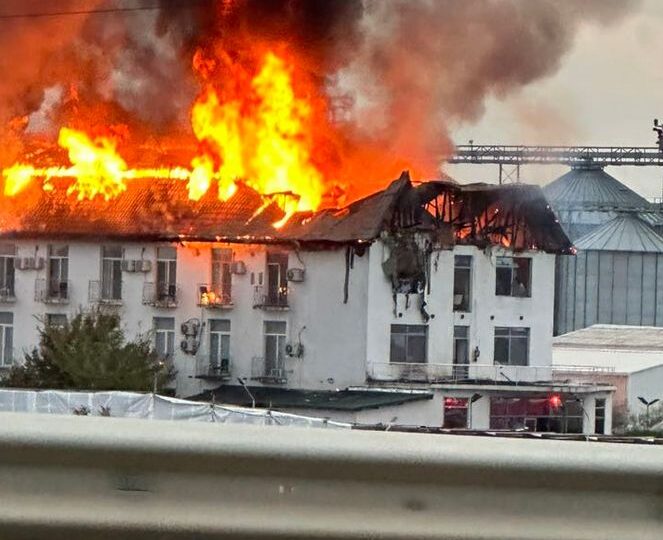 Incendiu violent cu două victime carbonizate, la un hotel din Prahova, care fusese închis de ISU (Video)