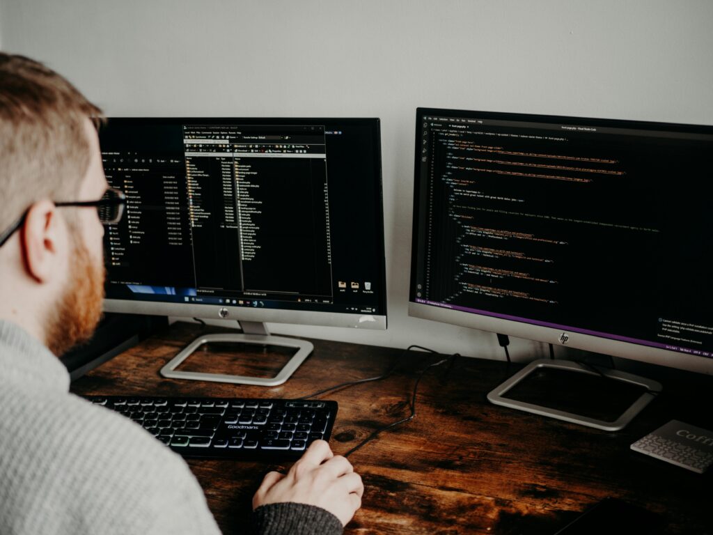 Salarii uriașe pentru specialiștii în inteligență artificială. Companiile promit bonusuri la angajare și de 100 de milioane de dolari