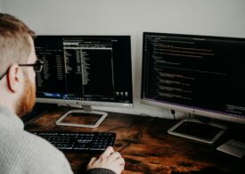 O mare companie a concediat 4.000 de angajați. Au fost înlocuiți de roboții pe care ei înșiși i-au creat
