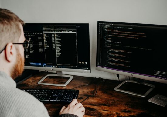 Salarii uriașe pentru specialiștii în inteligență artificială. Companiile promit bonusuri la angajare și de 100 de milioane de dolari