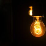 Avem cea mai scumpă energie electrică din Europa. Cum pot fi reduse cheltuielile cu 20%