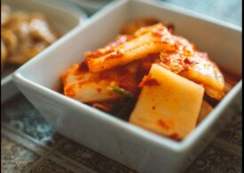Oamenii de știință au pus lupa pe kimchi fermentat. Verdictul lor: sănătos! Ce poate face pentru organism