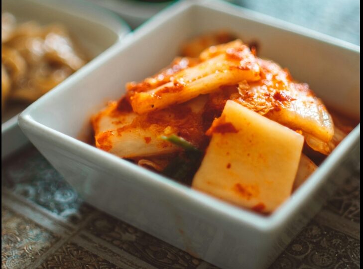 Oamenii de știință au pus lupa pe kimchi fermentat. Verdictul lor: sănătos! Ce poate face pentru organism