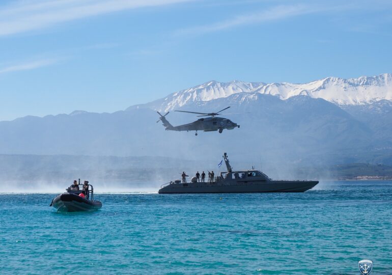 Români arestați în Grecia pentru spionaj la o bază navală