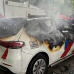 Protest violent al extremiștilor la Haga: Mașină de poliție în flăcări, valuri de pietre și sticle peste scutieri (Foto & Video)