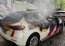 Protest violent al extremiștilor la Haga: Mașină de poliție în flăcări, valuri de pietre și sticle peste scutieri (Foto & Video)