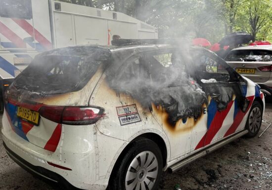 Protest violent al extremiștilor la Haga: Mașină de poliție în flăcări, valuri de pietre și sticle peste scutieri (Foto & Video)