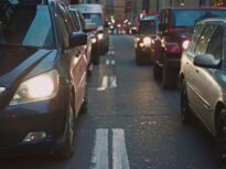 Piața auto din SUA s-ar putea micșora puternic. Natalitatea scăzută, mașinile tot mai scumpe și schimbarea obiceiurilor de consum amenință industria