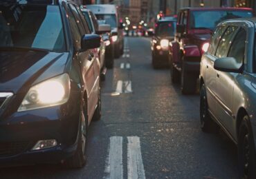 Piața auto din SUA s-ar putea micșora puternic. Natalitatea scăzută, mașinile tot mai scumpe și schimbarea obiceiurilor de consum amenință industria