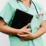 Doctoriță din Timiș, prinsă că lua bani pentru consultații, tratamente și concedii fictive. A fost reținută