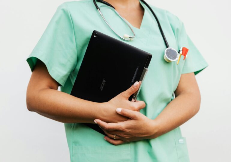 Doctoriță din Timiș, prinsă că lua bani pentru consultații, tratamente și concedii fictive. A fost reținută