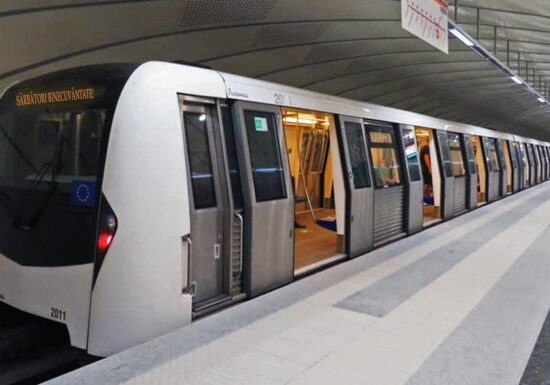 Incident grav la metrou. O femeie de 36 de ani a coborât pe șine și a fost lovită mortal de un tren