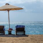 Exclusiv Reforma pe hârtie: Bolojan cere tăieri, dar angajații primăriilor continuă formarea profesională în hoteluri de lux, la mare și la munte