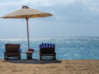 Exclusiv Reforma pe hârtie: Bolojan cere tăieri, dar angajații primăriilor continuă formarea profesională în hoteluri de lux, la mare și la munte