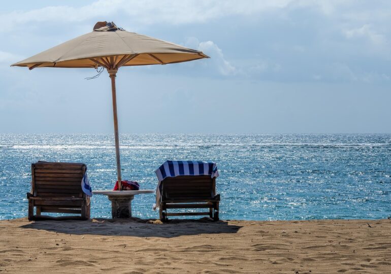 <span style="color:#990000;">Exclusiv</span> Reforma pe hârtie: Bolojan cere tăieri, dar angajații primăriilor continuă formarea profesională în hoteluri de lux, la mare și la munte