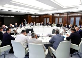 Primarii discută și la 3 noaptea despre reducerea posturilor. Bolojan: Să-și respecte alegătorii