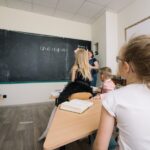 Ce economii aduc tăierile din educație. Bolojan: 10.000 de oameni nu trebuiau să predea decât 2-4 ore. Acum vor preda 10 ore