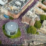 Proteste la Londra: Miting extremist uriaș și manifestație antirasism, cu polițiștii la mijloc (Video)