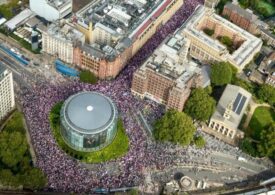Proteste la Londra: Miting extremist uriaș și manifestație antirasism, cu polițiștii la mijloc (Video). Elon Musk a cerut dizolvarea Parlamentului