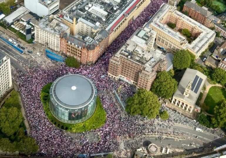 Proteste la Londra: Miting extremist uriaș și manifestație antirasism, cu polițiștii la mijloc (Video). Elon Musk a cerut dizolvarea Parlamentului